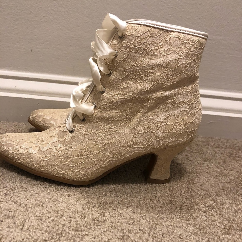 Lace shoes